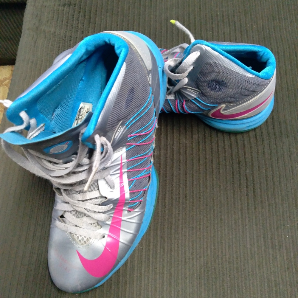 Basketball shoe